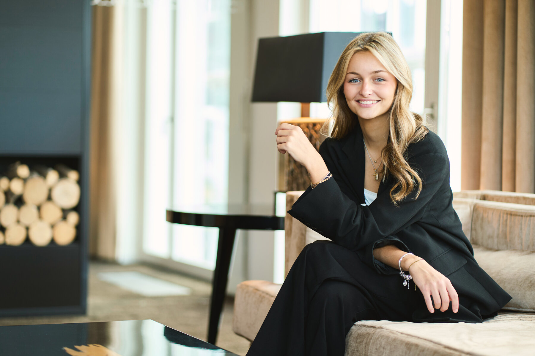Business Portrait junge Frau im Office Hamburg